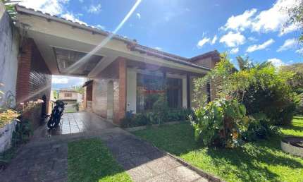 Casa linear com 4 quartos sendo 2 suítes em Araras com 840 m² de terreno - Teresópolis/RJ.