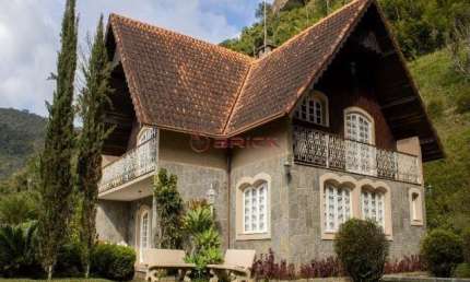 Casa com 3 suítes em estilo europeu na Iúcas - Teresópolis/RJ.