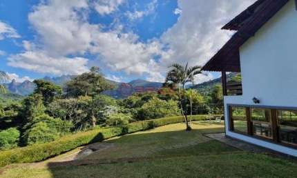 Casa com 5 quartos sendo 4 suítes em condomínio no Comary - Teresópolis/RJ.