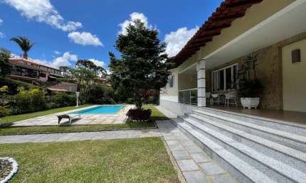 Casa com 4 quartos sendo 2 suítes, 1.300 m² de terreno plano no Comary - Teresópolis/RJ.