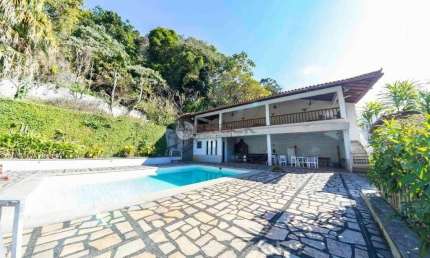 Casa com 5 quartos sendo 1 suíte no Alto - Teresópolis/RJ.