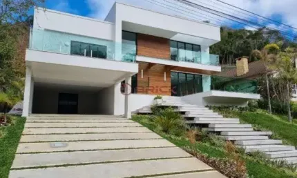 Casa nova e moderna com 5 suítes e lazer privativo em condomínio no Quebra Frascos - Teresópolis/RJ.