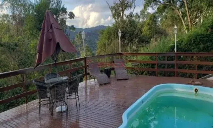 Casa com 5 quartos sendo 3 suítes em condomínio em Quebra Frascos - Teresópolis/RJ.