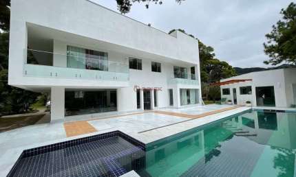 Casa com 4 suítes em condomínio no Comary - Teresópolis/RJ.