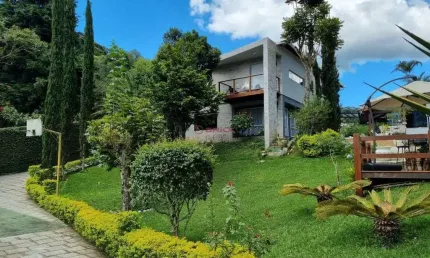 Casa de alto padrão com 4 quartos sendo 3 suítes no Golfe - Teresópolis/RJ.