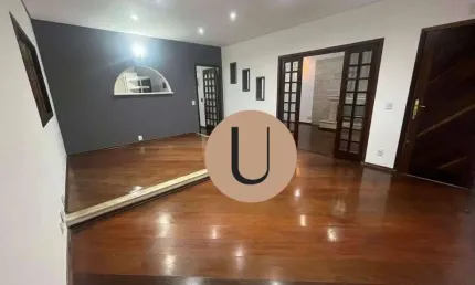 Casa térrea impecável com 216m² de área construída em excelente localização