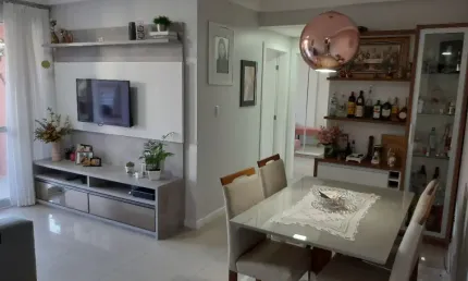 Apartamento 2 dorm, 1 vaga, ampla varanda. Barreiros, São José SC