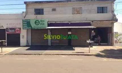 Ótima oportunidade de investimento Localização privilegiada  Terreno com sala comercial, dois apartamentos e uma casa nos fundos