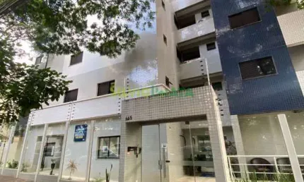EXCELENTE APARTAMENTO DE 02 QUARTOS SENDO 01 SUÍTE, SEMI MOBILIADO PARA MORAR NA ZONA 07, EDIFÍCIO HELENA MOSER.