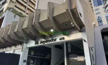 EXCELENTE APARTAMENTO DE 03 QUARTOS, SEMI MOBILIADO NO ED. ARPOADOR PARA MORAR NO CENTRO DA CIDADE.
