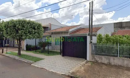 Casa térrea com piscina no jardim real  conforto e estilo