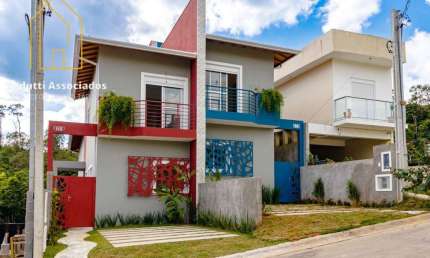 Casa com 03 dormitórios, em condomínio com quintal.