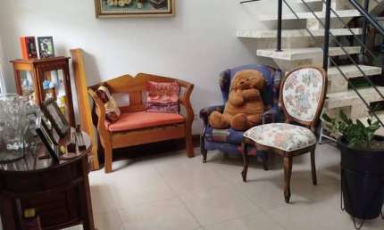 Casa 03 dormitórios, 1 suíte com sacada, pé direito duplo, 2 vagas