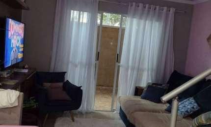 Sobrado com 02 dormitórios, quintal com churrasqueira