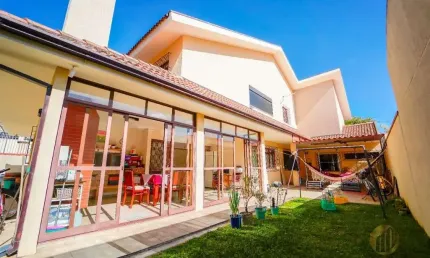 Casa / Sobrado muito bem localizada com 5 quartos, sendo 2 suítes e 2 demi suíte, Seminário.