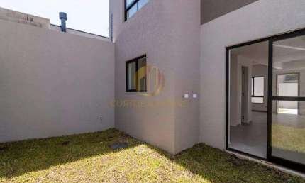 Espaçoso sobrado com 3 quartos sendo 1 suíte, solarium e amplo terreno nos fundos em condomínio fechado no Lindóia