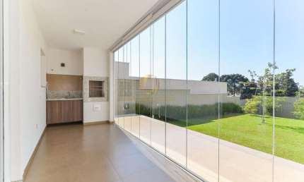 Com 4 quartos sendo 1 suíte master com hidro e close, 2 dormitórios demi-suíte com um espaço de terreno espaçoso