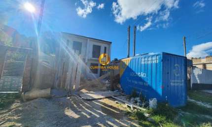 Sobrado 2 quartos sacada e espaço de terreno nos fundos, no bairro Vitória Régia Cic.