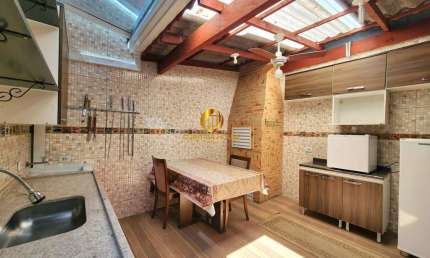 Sobrado 2 quartos sendo 1 suíte com espaço gourmet e ar condicionado no melhor do Sítio Cercado Curitiba
