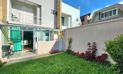 Sobrado com 4 quartos sendo 1 suíte master e 2 demi-suítes e amplo terreno fundos no Água Verde
