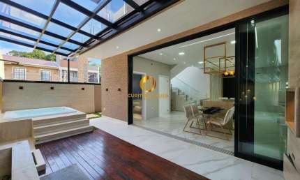 Magnífica casa altíssimo padrão com 3 suítes sendo 1 master com closet e banheira; espaço gourmet com jacuzzi no Umbará