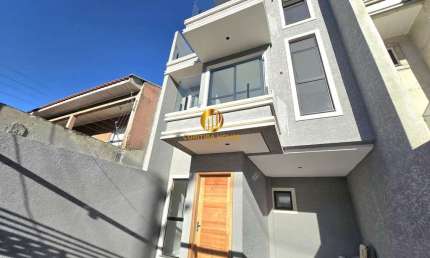 Sobrado triplex com 4 quartos sendo 1 suíte e solarium no Sítio Cercado ao lado da Academia Rumo Fitness