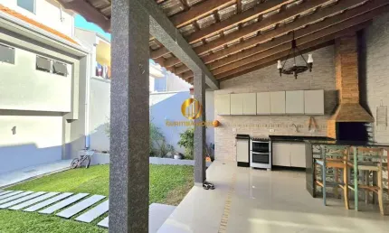 Sobrado triplex de alto padrão com 4 quartos sendo 2 suítes master,  no condomínio camélia, cidade industrial de curitiba