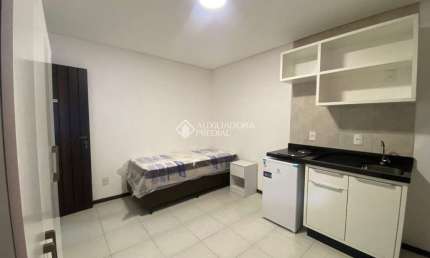 Apartamento com 1 quarto para alugar na Avenida Júlio D'acia Barreto, 428, Carvoeira, Florianópolis, 14 m2 por R$ 1.950