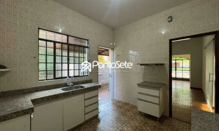 Casa com 3 quartos para alugar no Centro, Divinópolis 