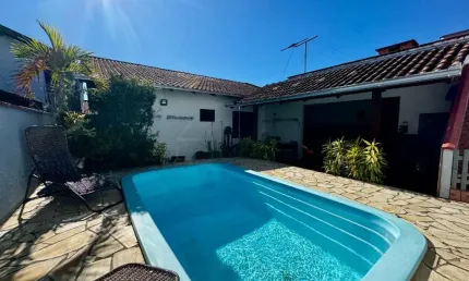 Casa com 3 quartos à venda na Rua Rio Doce, Guanabara, Joinville, 228 m2 por R$ 800.000