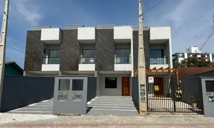 Casa à venda na Rua Piritiba, Costa e Silva, Joinville