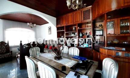 Casa com 3 quartos à venda na Rua Maria José de Jesus, Camargos, Belo Horizonte