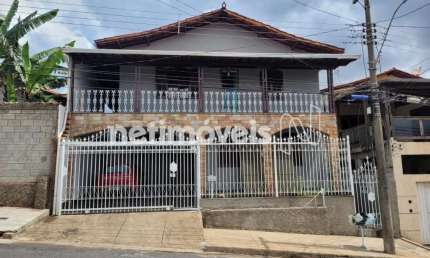 Casa com 3 quartos à venda na Rua Capitão Faria, Betânia, Belo Horizonte