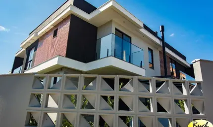 Imperdível oportunidade de adquirir uma belíssima casa de 3 quartos com suíte e 3 salas no bom retiro, joinville-sc!