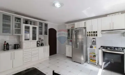 Vende-se maravilhoso sobrado no Parque Continental I