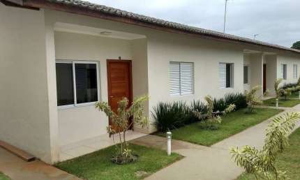Litoral Norte, casa 2 dormitórios, 3 banheiros, condomínio com piscina
