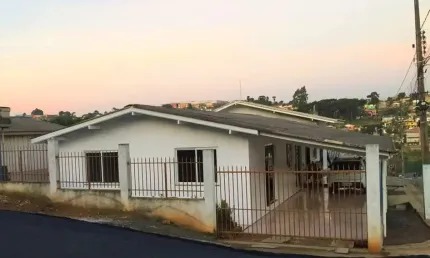 Casa com 3 quartos para alugar na ignes bortolon pivatto, 305, martello, caçador por r$ 1.800