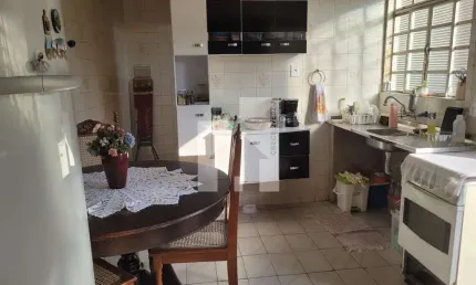 Casa à venda, 324m² de terreno - 243m² de área construída, sendo 2 casas + 2 cômodos em dois andare