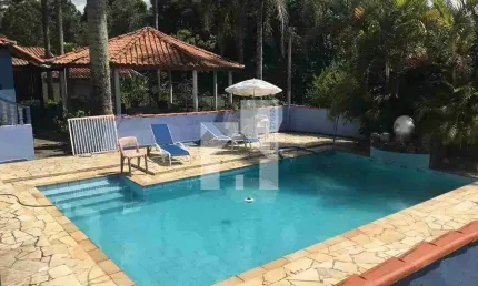 Magnífica Chácara à Venda com 3 Dormitórios sendo 1 Suíte, Área Gourmet com piscina,Aceita financia