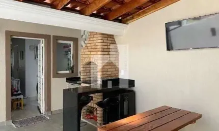 Lindo Sobrado Reformado Recentemente à venda com 2 Dormitórios e Área Gourmet com Churrasqueira, Co