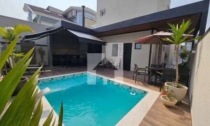 Excelente Sobrado à venda com 3 Suítes, Piscina, Área Gourmet - Aceita Financiamento -  Condomínio