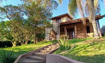 Belíssima casa à venda em condomínio - 3 dormitórios sendo 1 suíte, área de lazer com piscina, chur