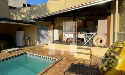 Belíssima Casa à venda com 3 Dormitórios sendo 1 Suíte, Quintal com Espaço Gourmet e Piscina, Jardi