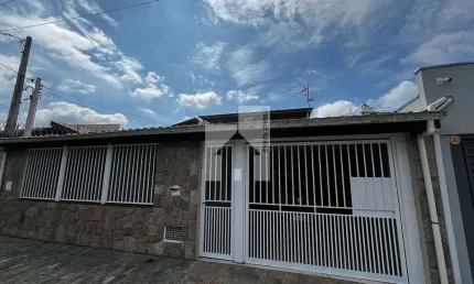 Belíssima casa à venda com 3 dormitórios sendo 1 suíte, espaço gourmet, aceita financiamento, jardi