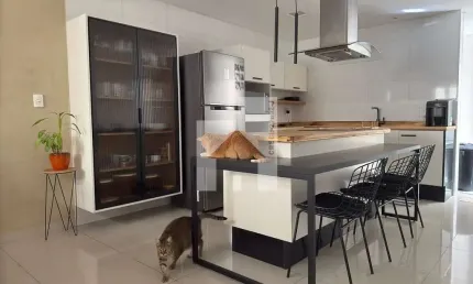 Elegante Casa à venda com 3 Dormitórios (1 Suíte com hidromassagem), 135m² - Quintal com Churrasque