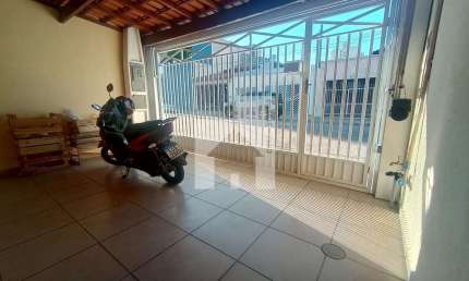 ALUGA, VENDE ou PERMUITA casa com edicula  e banheira, garagem com portão automático, Vila Graff, J