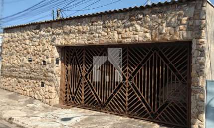 Casa à venda, 2 dormitorios (mais 2 no quintal), garagem coberta comn portão eletronico para 3 carr