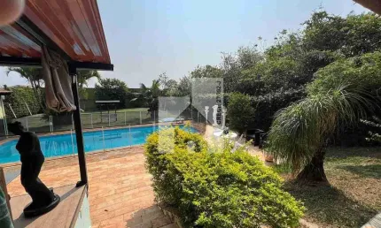Linda Casa com 3 Dormitórios (1 Suíte) a venda, 1000m² totais - Piscina com Área Gourmet - Condomín