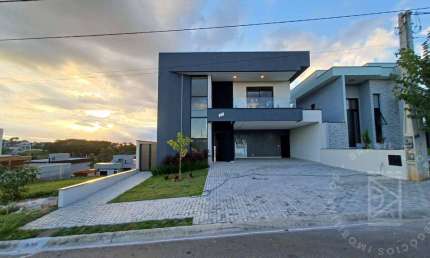 Sobrado em Condomínio Fechado. 3 quartos, 241m² em Caçapava - SP