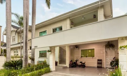 Sobrado com 321m², 4 quartos à venda no Urbanova SJC